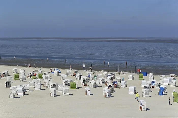Gerahmter Druck : Blick über den Strand mit Strandstühlen. Gerahmter Druck : Blick über den Strand mit Strandstühlen.