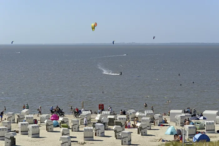 Gerahmter Druck : Blick auf den Strand mit Strandstühlen. Gerahmter Druck : Blick auf den Strand mit Strandstühlen.