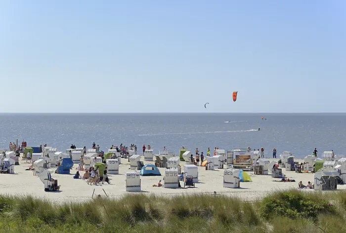 Gerahmter Druck : Blick auf den Strand mit Strandstühlen. Gerahmter Druck : Blick auf den Strand mit Strandstühlen.