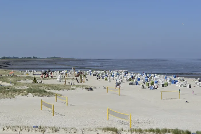 Gerahmter Druck : Blick über den Strand mit Strandstühlen Gerahmter Druck : Blick über den Strand mit Strandstühlen