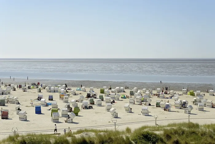Gerahmter Druck : Blick auf Strand mit Strandstühlen. Gerahmter Druck : Blick auf Strand mit Strandstühlen.