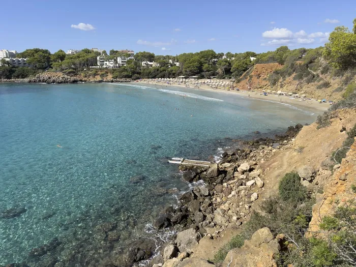 Gerahmter Druck : Blick auf einen Strand mit klarem Wasser. Gerahmter Druck : Blick auf einen Strand mit klarem Wasser.