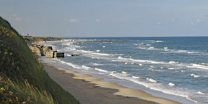 Gerahmter Druck : Blick auf den Strand mit sanften Wellen, die gegen die Küste schlagen. Gerahmter Druck : Blick auf den Strand mit sanften Wellen, die gegen die Küste schlagen.