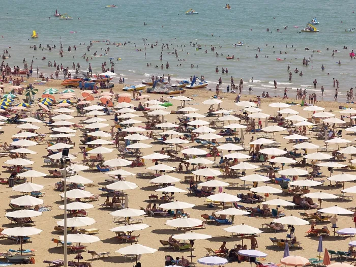 Gerahmter Druck : Blick auf den Strand mit Sonnenschirmen. Gerahmter Druck : Blick auf den Strand mit Sonnenschirmen.