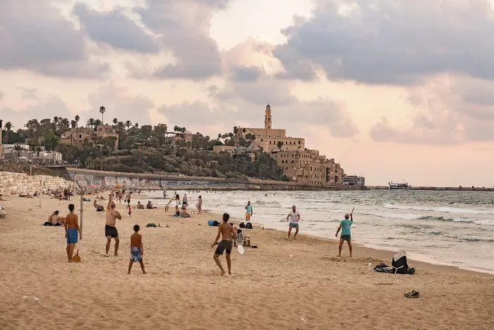 Gerahmter Druck : Blick über den Strand, Menschen baden. Gerahmter Druck : Blick über den Strand, Menschen baden.