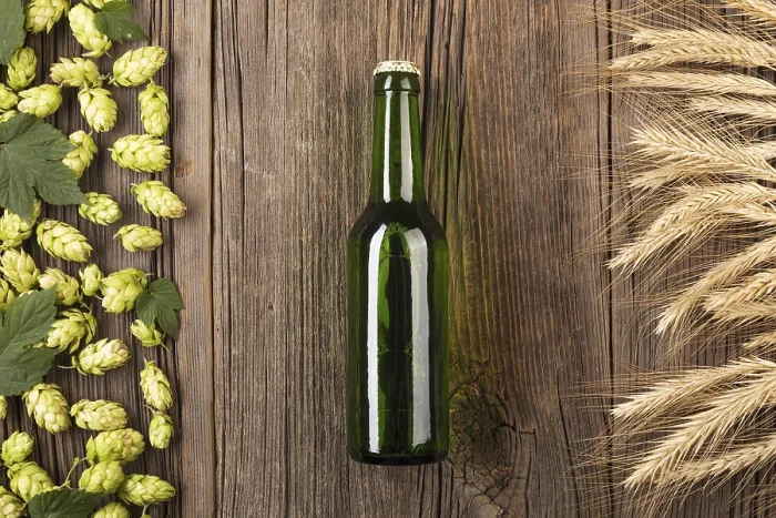 Gerahmter Druck : Obenansicht Bierflasche mit Zutaten Gerahmter Druck : Obenansicht Bierflasche mit Zutaten