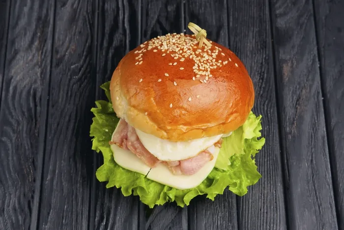 Gerahmter Druck : Obenansicht großer Ei-Burger mit Mozzarella. Gerahmter Druck : Obenansicht großer Ei-Burger mit Mozzarella.