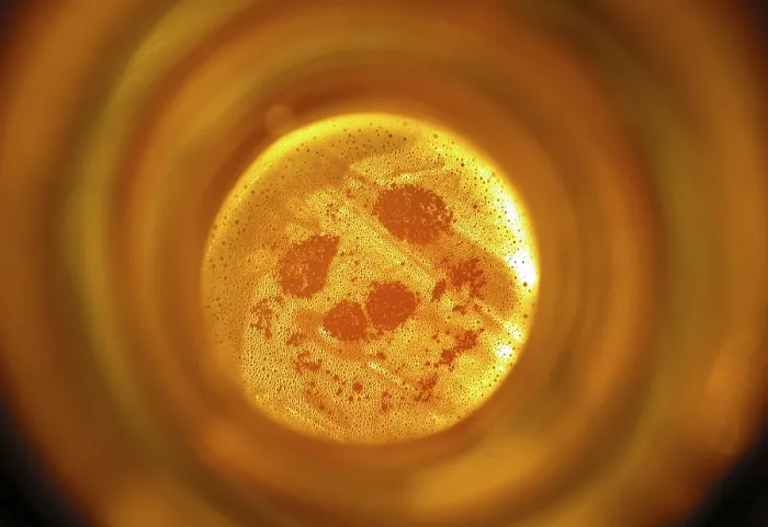Gerahmter Druck : Blick in einem Bierflaschen. Gerahmter Druck : Blick in einem Bierflaschen.
