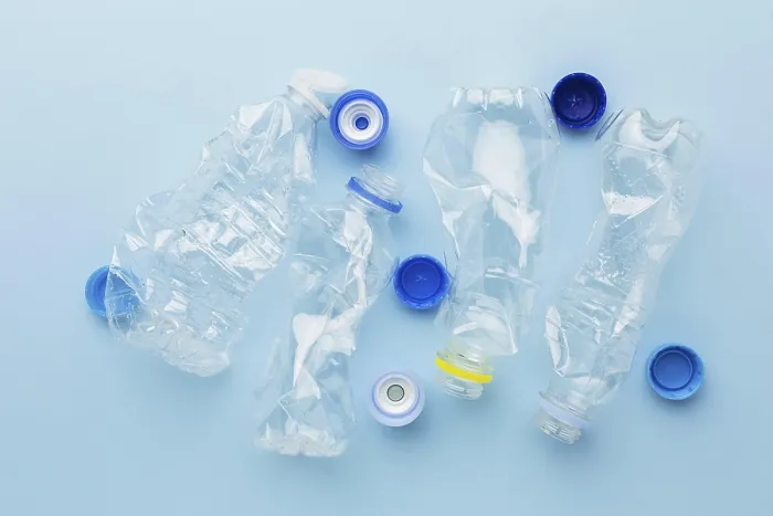 Gerahmter Druck : Plastikmüll aus PET-Flaschenverschlüssen Gerahmter Druck : Plastikmüll aus PET-Flaschenverschlüssen