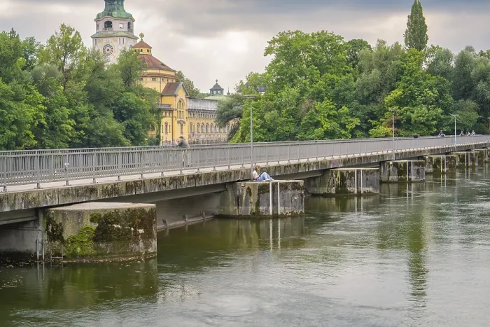 Gerahmter Druck : Blick auf eine Brücke über einen stillen Fluss. Gerahmter Druck : Blick auf eine Brücke über einen stillen Fluss.