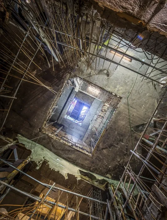 Gerahmter Druck : Blick auf ein unter Bau befindliches Gebäude.