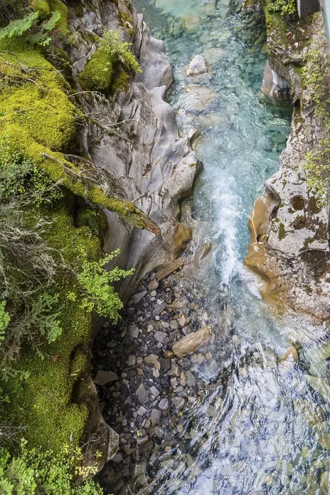 Gerahmter Druck : Blick in den Canyon mit Bergfluss. Gerahmter Druck : Blick in den Canyon mit Bergfluss.