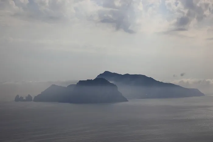 Gerahmter Druck : Blick auf Capri von Punta Campanella Gerahmter Druck : Blick auf Capri von Punta Campanella