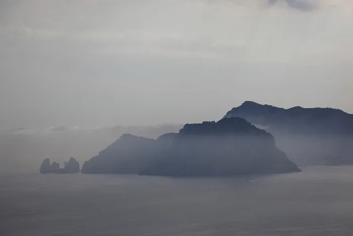 Gerahmter Druck : Blick auf Capri von Punta Campanella Gerahmter Druck : Blick auf Capri von Punta Campanella
