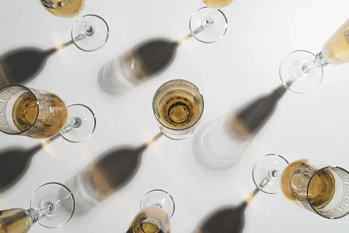 Gerahmter Druck : Obenansicht Champagnergläser Tisch Gerahmter Druck : Obenansicht Champagnergläser Tisch
