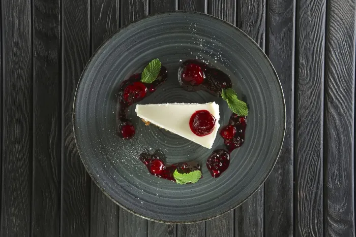 Gerahmter Druck : Obenansicht von Käsekuchen mit Erdbeere. Gerahmter Druck : Obenansicht von Käsekuchen mit Erdbeere.