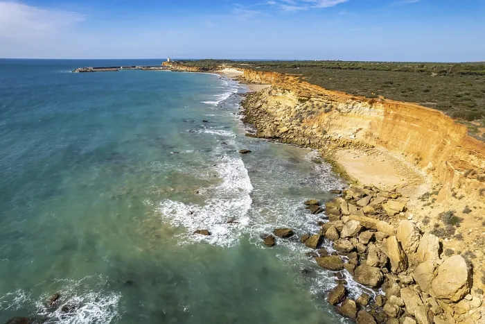 Gerahmter Druck : Blick über die Klippen mit Badebuchten Calas de Conil. Gerahmter Druck : Blick über die Klippen mit Badebuchten Calas de Conil.