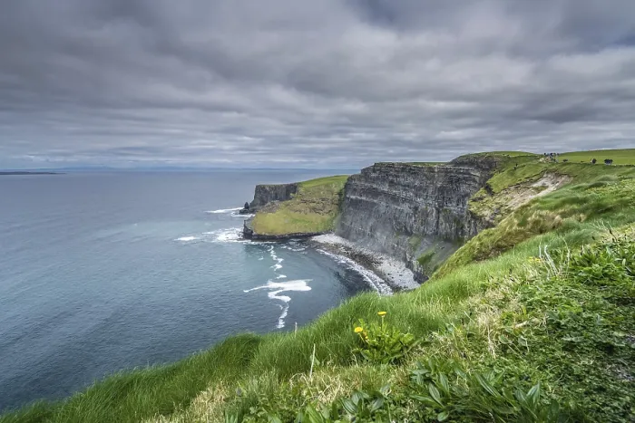 Gerahmter Druck : Blick über die Kliffs of Moher bei einem bewölkten Himmel. Gerahmter Druck : Blick über die Kliffs of Moher bei einem bewölkten Himmel.