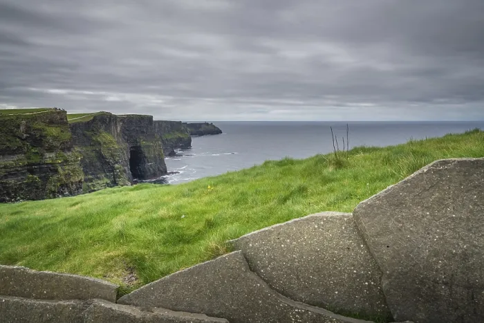 Gerahmter Druck : Blick über die Kliffs of Moher bei einem bewölkten Himmel. Gerahmter Druck : Blick über die Kliffs of Moher bei einem bewölkten Himmel.