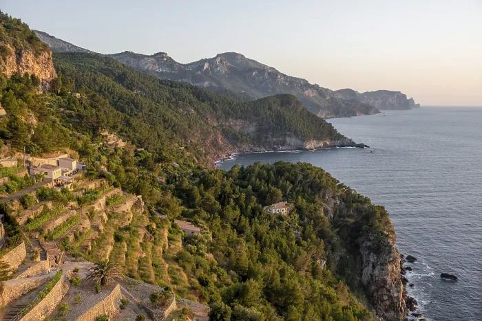 Gerahmter Druck : Blick über die Klippen und das Meer, Mallorca, Spanien. Gerahmter Druck : Blick über die Klippen und das Meer, Mallorca, Spanien.