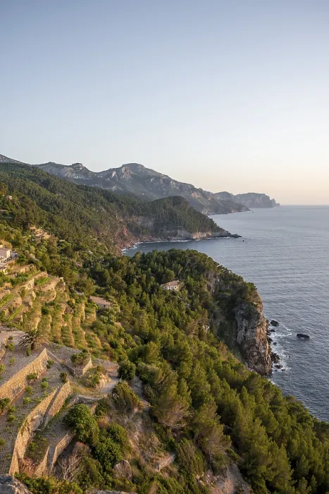 Gerahmter Druck : Blick über die Klippen und das Meer, Mallorca, Spanien. Gerahmter Druck : Blick über die Klippen und das Meer, Mallorca, Spanien.