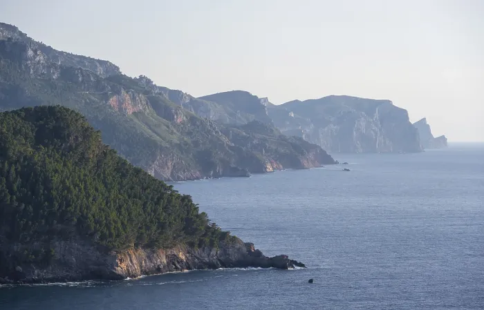 Gerahmter Druck : Blick über die Klippen und das Meer, Mallorca, Spanien. Gerahmter Druck : Blick über die Klippen und das Meer, Mallorca, Spanien.
