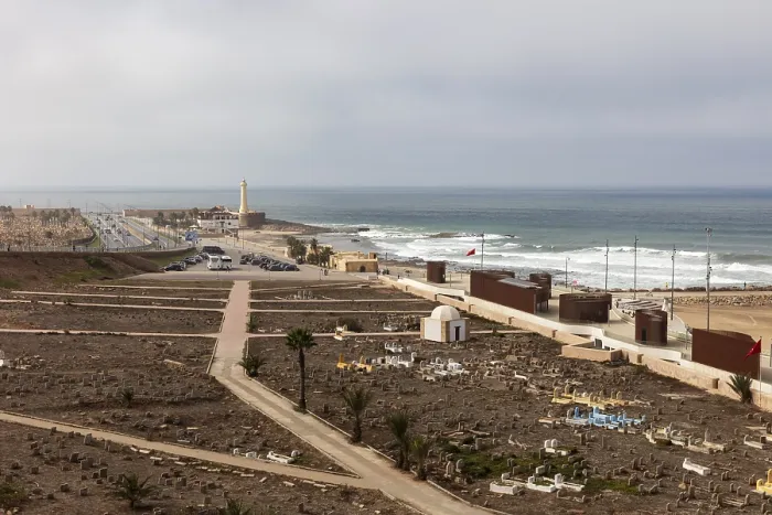Gerahmter Druck : Blick auf Küste mit Friedhof und Leuchtturm. Gerahmter Druck : Blick auf Küste mit Friedhof und Leuchtturm.