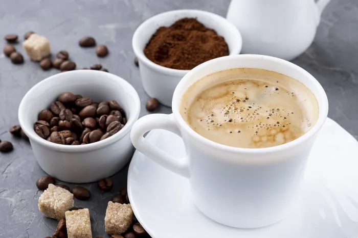 Gerahmter Druck : Vorderansicht-Kaffeebecher-Bohnen Gerahmter Druck : Vorderansicht-Kaffeebecher-Bohnen