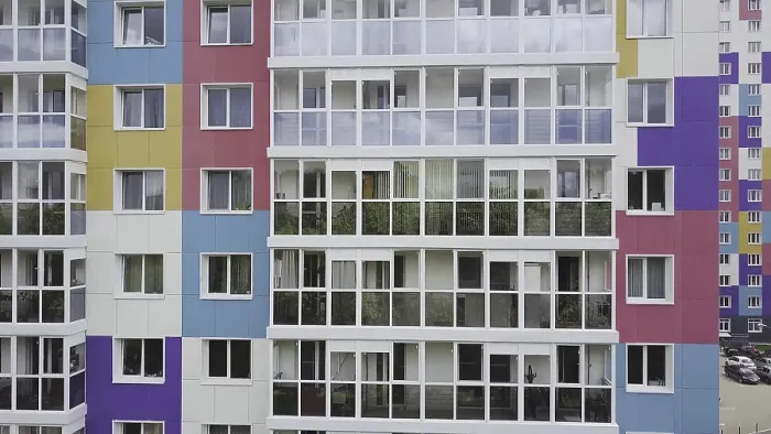 Gerahmter Druck : Oberansicht eines farbigen Wohnkomplexes. Gerahmter Druck : Oberansicht eines farbigen Wohnkomplexes.