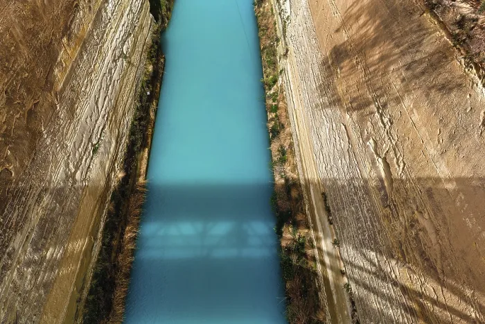 Gerahmter Druck : Blick hinunter in den Korinthischen Kanal. Gerahmter Druck : Blick hinunter in den Korinthischen Kanal.