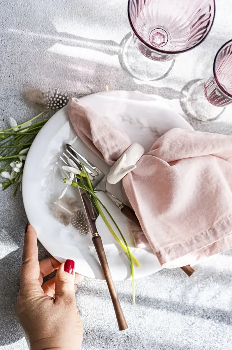 Gerahmter Druck : Obenansicht einer gekürzten, nicht erkennbaren Frauenhand auf einem eleganten Frühlingstisch mit Schneeglöckchen. Gerahmter Druck : Obenansicht einer gekürzten, nicht erkennbaren Frauenhand auf einem eleganten Frühlingstisch mit Schneeglöckchen.