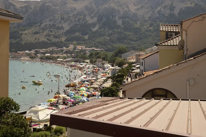 Gerahmter Druck : Blick auf eine überfüllte Buchtstrand. Gerahmter Druck : Blick auf eine überfüllte Buchtstrand.