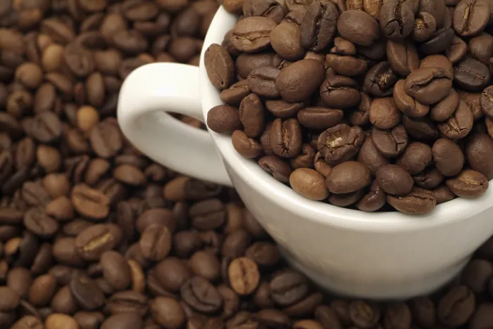 Gerahmter Druck : Oberansicht eines Bechers gefüllt mit Kaffeebohnen. Gerahmter Druck : Oberansicht eines Bechers gefüllt mit Kaffeebohnen.