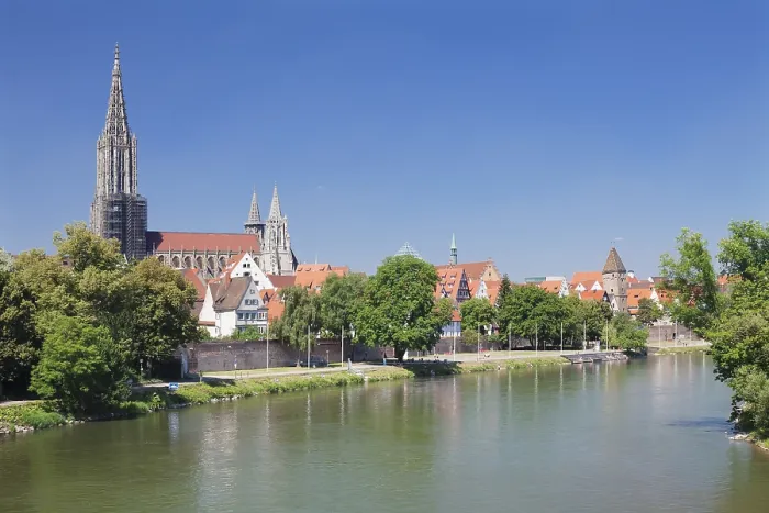 Gerahmter Druck : Blick über die Donau zum Münster.
