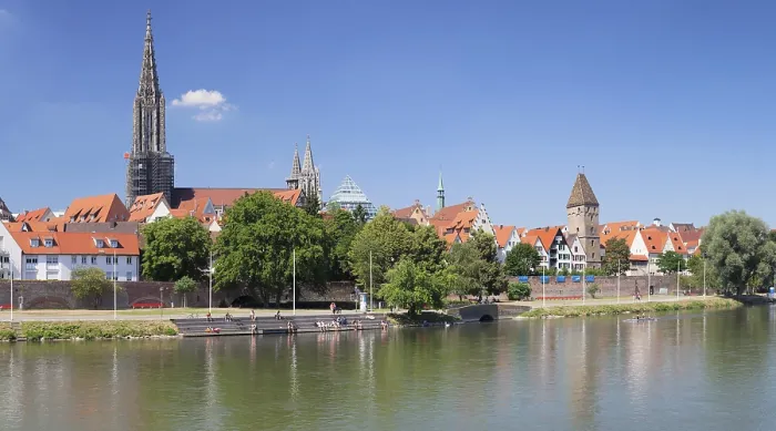 Gerahmter Druck : Blick über die Donau auf den Dom. Gerahmter Druck : Blick über die Donau auf den Dom.