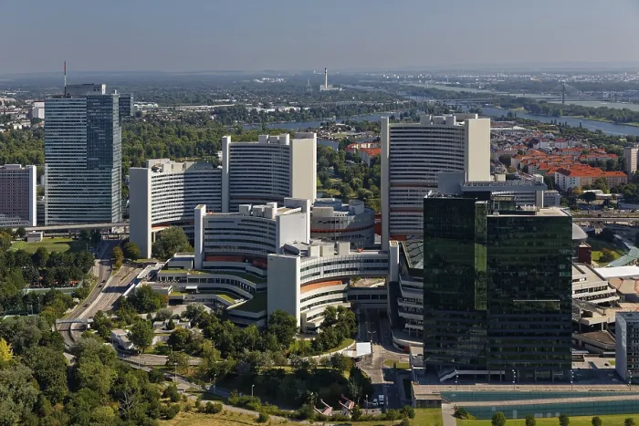 Gerahmter Druck : Blick vom Donauturm auf die Donaucity. Gerahmter Druck : Blick vom Donauturm auf die Donaucity.