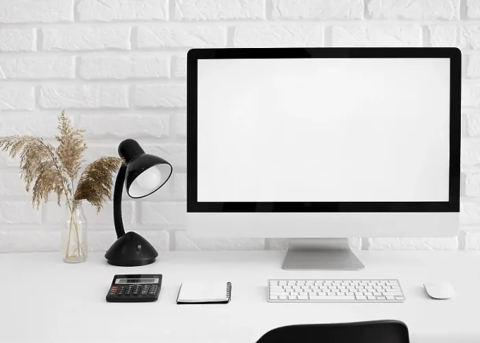 Gerahmter Druck : Vorderansicht-Schreibtisch mit Computerlampe. Gerahmter Druck : Vorderansicht-Schreibtisch mit Computerlampe.