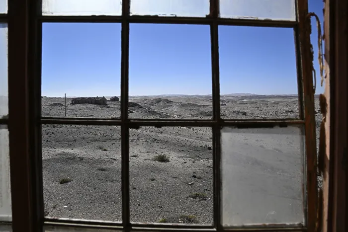 Gerahmter Druck : Blick aus einem verfallenen Gebäude in die Wüste. Gerahmter Druck : Blick aus einem verfallenen Gebäude in die Wüste.