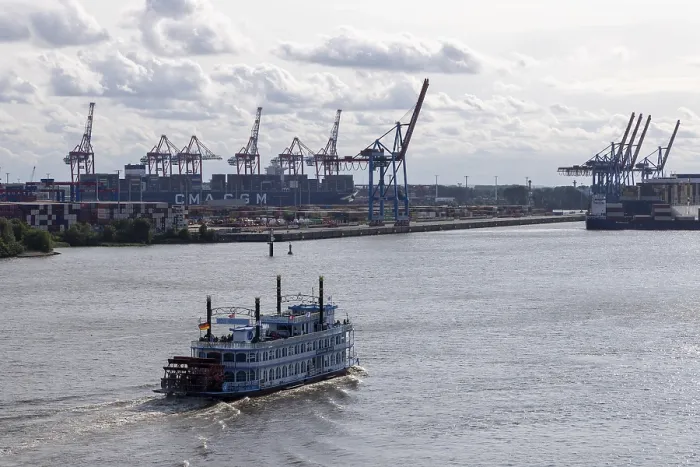 Gerahmter Druck : Blick vom Dockland-Gebäude, Burchardkai-Container-Terminal. Gerahmter Druck : Blick vom Dockland-Gebäude, Burchardkai-Container-Terminal.