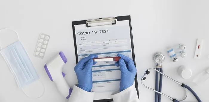 Gerahmter Druck : Oberansicht Arzt prüft Covid-Test. Gerahmter Druck : Oberansicht Arzt prüft Covid-Test.