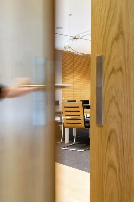Gerahmter Druck : Blick durch eine Tür in ein Zimmer. Gerahmter Druck : Blick durch eine Tür in ein Zimmer.