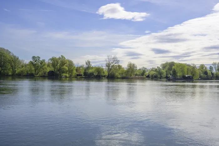 Gerahmter Druck : Ansicht der Drau mit Ferienhäusern. Gerahmter Druck : Ansicht der Drau mit Ferienhäusern.