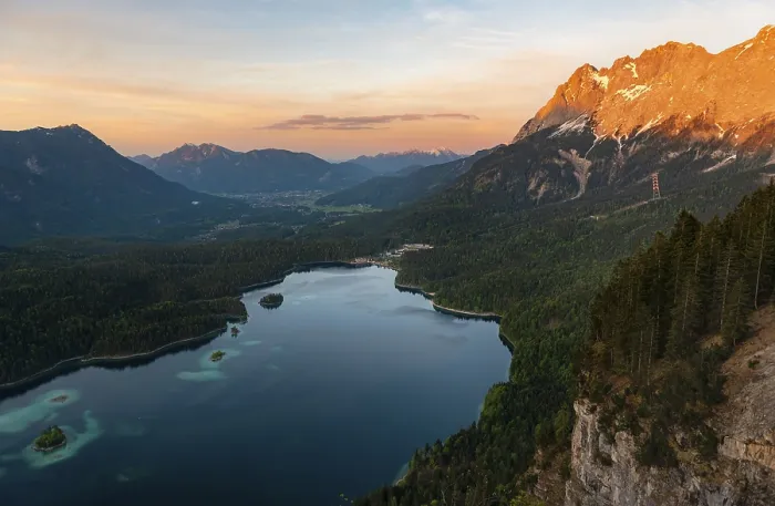 Gerahmter Druck : Blick über den Eibsee-See bei Sonnenuntergang. Gerahmter Druck : Blick über den Eibsee-See bei Sonnenuntergang.