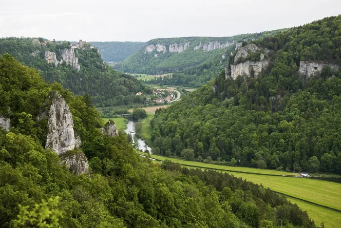 Gerahmter Druck : Blick vom Eichfelsen zum Werenwag-Schloss. Gerahmter Druck : Blick vom Eichfelsen zum Werenwag-Schloss.