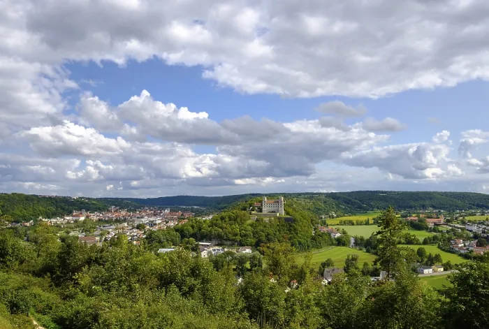 Gerahmter Druck : Blick auf Eichstätt mit Burg Willibaldsburg Gerahmter Druck : Blick auf Eichstätt mit Burg Willibaldsburg