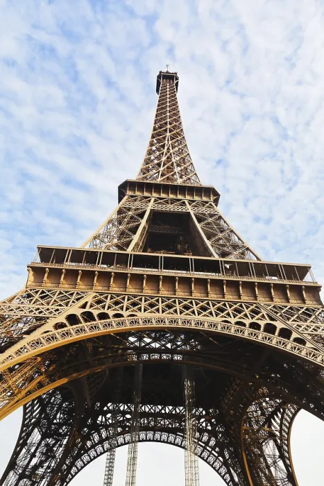 Gerahmter Druck : Unteransicht der Eiffelturm in Paris. Gerahmter Druck : Unteransicht der Eiffelturm in Paris.