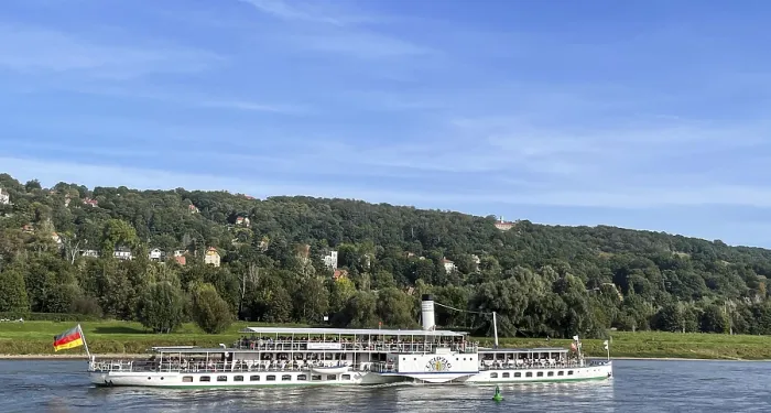 Gerahmter Druck : Blick über die Elbe mit einem alten Paddelwagen.