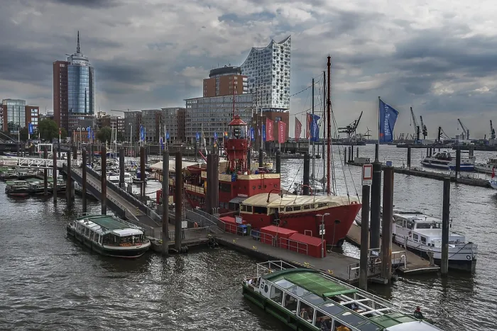 Gerahmter Druck : Blick auf das Elbphilharmonie-Gebäude. Gerahmter Druck : Blick auf das Elbphilharmonie-Gebäude.