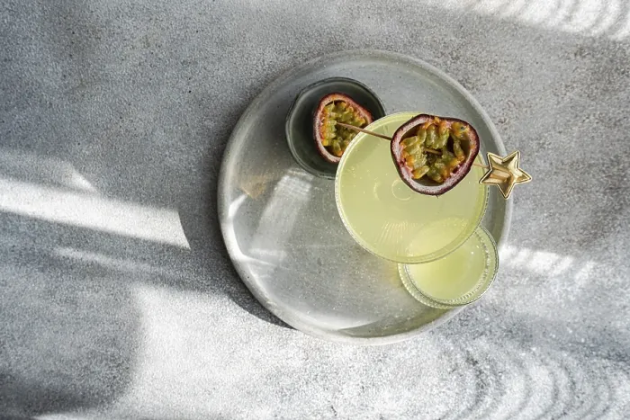 Gerahmter Druck : Obenansicht eines eleganten Cocktail, der aus Gin besteht. Gerahmter Druck : Obenansicht eines eleganten Cocktail, der aus Gin besteht.