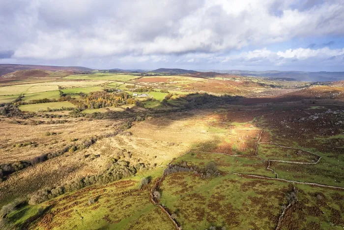 Gerahmter Druck : Blick über Emsworthy Mire von einem Drohnen. Gerahmter Druck : Blick über Emsworthy Mire von einem Drohnen.
